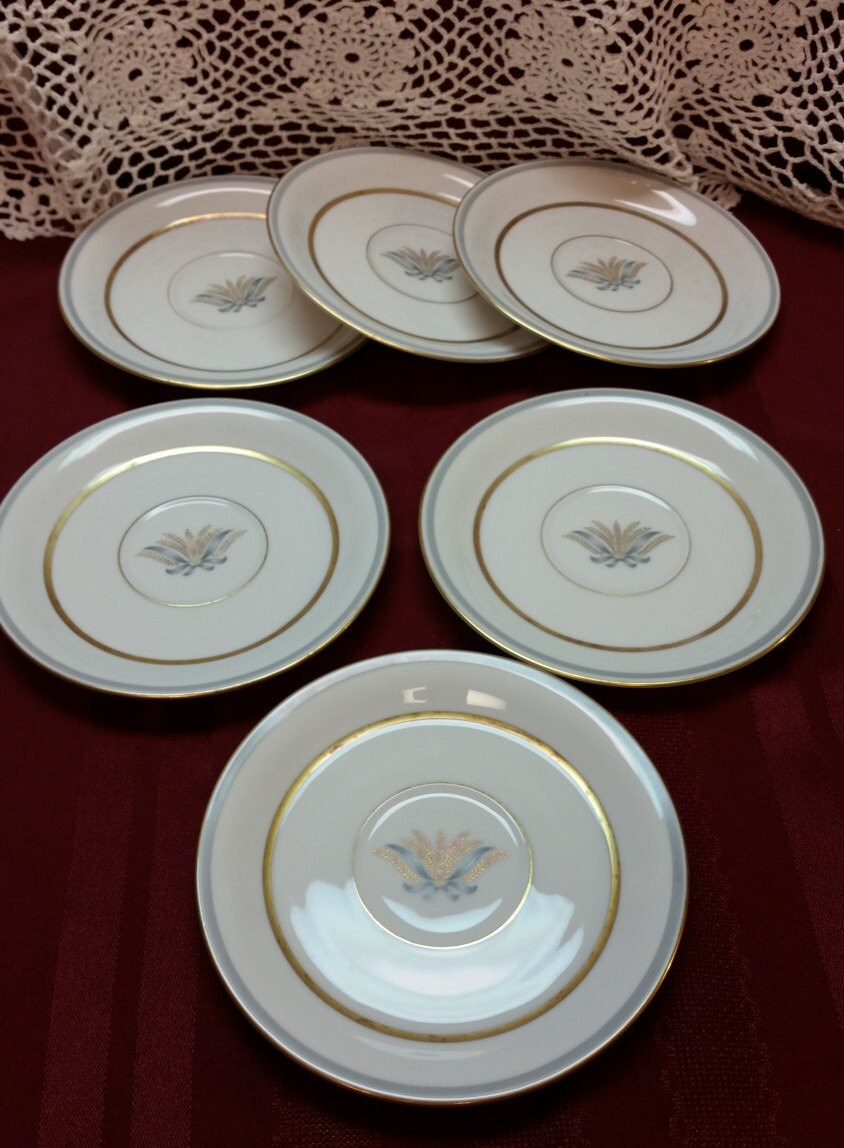 Lyn_Bluefish901's tweet photo. Eschenbach Baronet China, Loraine Pattern, Bavaria Germany White Gray Gold, Gold Wheat, 1940s, PERFECT - T.V. Movie Prop, 5 Available https://t.co/KhwosnZLwy #Etsy #AmazingFunVintage.etsy.com #Vintage #EAPG on Etsy #WheatPattern https://t.co/kKQqHPHFBg