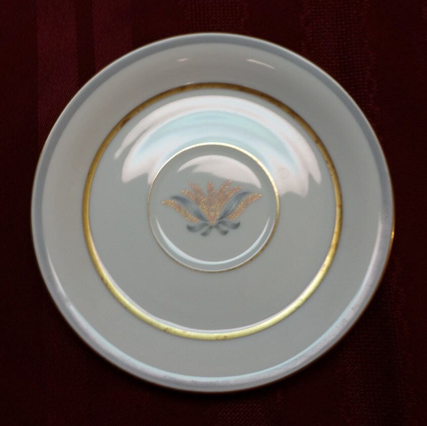 Lyn_Bluefish901's tweet photo. Eschenbach Baronet China, Loraine Pattern, Bavaria Germany White Gray Gold, Gold Wheat, 1940s, PERFECT - T.V. Movie Prop, 5 Available https://t.co/KhwosnZLwy #Etsy #AmazingFunVintage.etsy.com #Vintage #EAPG on Etsy #WheatPattern https://t.co/kKQqHPHFBg