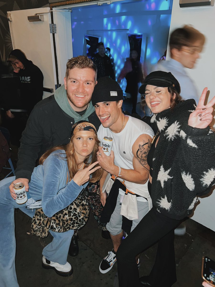 luciaaaanna's tweet photo. spent NYE with some of my favorite humans •• my cup is feeling filled the f*ck up 🪩🕺🏽🦖✨💫⚡️ https://t.co/Amd3tY9nLk