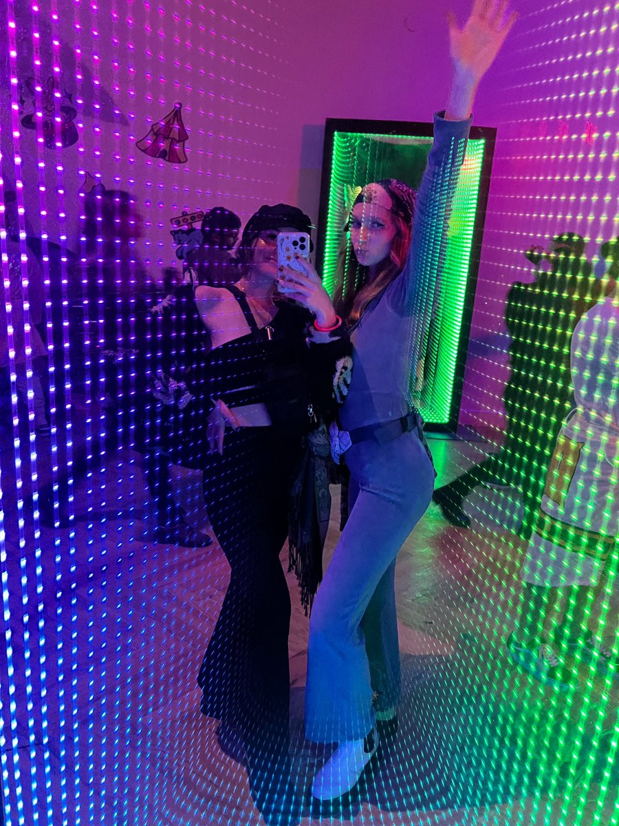 luciaaaanna's tweet photo. spent NYE with some of my favorite humans •• my cup is feeling filled the f*ck up 🪩🕺🏽🦖✨💫⚡️ https://t.co/Amd3tY9nLk