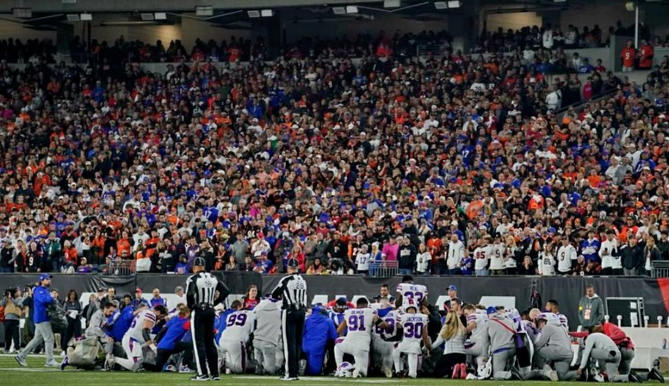 ArtOfJCC's tweet photo. #Damar #DamarHamlin
Share this image of solidarity and support rather than the online images of the injury. Let us pray for those at UC and plead Psalm 119:8 on Damar's behalf. https://t.co/SlsEBrFgZj