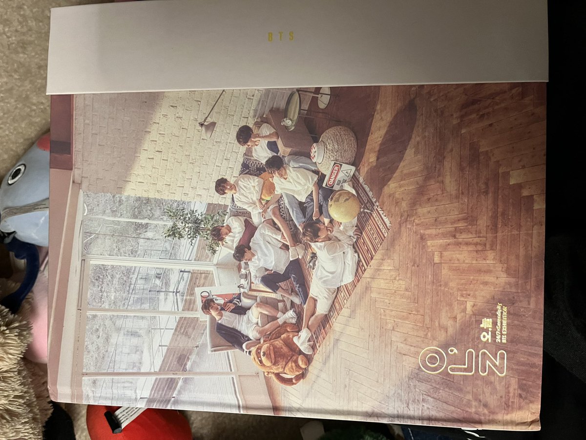 orbiteun's tweet photo. omg hayyyyyy guys haven’t been on here in forever buttt i’m selling all my old bts merch so hmu if ur interested!! https://t.co/nzpd3tEit1