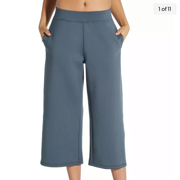 Denise1Jordan's tweet photo. So good I had to share! Check out all the items I'm loving on @Poshmarkapp #poshmark #fashion #style #shopmycloset #express #caliabycarrieunderwood #vince: https://t.co/kx7u4CFZqe https://t.co/HY84ou88E2