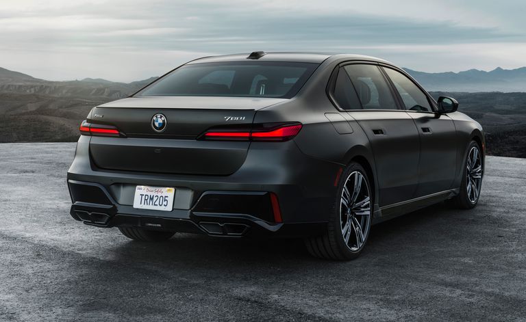 classiccardao's tweet photo. BMW Accidentally Releases a Yacht Instead of a Car!

-Optional 31.3-inch rear entertainment display called "Theater Screen" 

-Driver assistance technology like a hands-free driving mode

-Comes standard with new rear-wheel steering system

Do you like the new design? https://t.co/MW3O0xObV7