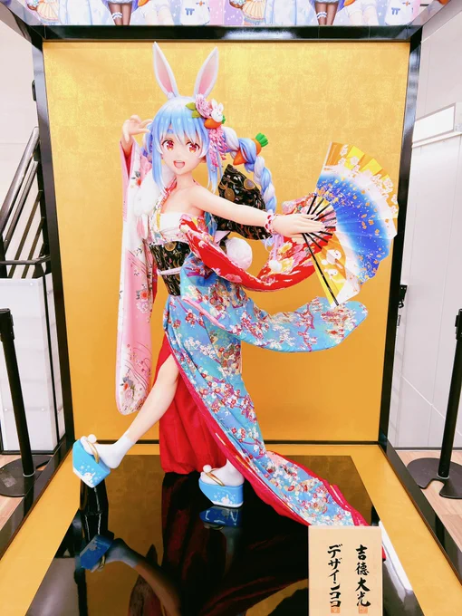 アニメイト兎田ぺこらオンリーショップ行ってきた!ぺこーらの等身大と1/4フィギュアのクオリティがすごすぎる…!12月に届くのがめちゃくちゃ楽しみ!!!グッズ買ったときブロマイド29枚言われてちょっと笑った #全人類兎化計画 