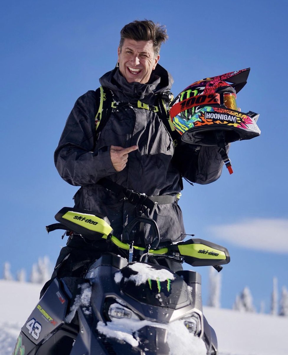 michperezof's tweet photo. 🏎️ Ken Block piloto de automovilismo
Muere a los 55 años en un accidente de moto en la nieve. Nuestro más sentido pésame a su familia y amigos. 🙏🏻 https://t.co/Iz35vTgjgr