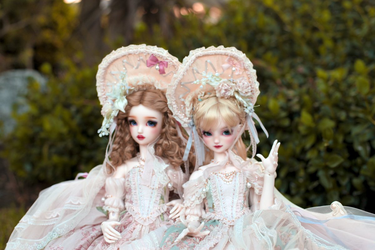 sakura_babie's tweet photo. 👑 My beautiful princesses 👑
#Volks #SuperDollfie #SD_Elsa #VolksDoll #BJD #bjdcollector #dollcollector #Doll #Dolls #Desers #Desersdress #SD_Cinderella #BJDhouse #BJDroom #BJDdiorama #dolldress #princess #floraldress #dollgown #dolldress #dollgown #dollbonnet #bonnet https://t.co/3UZD1FeIyy