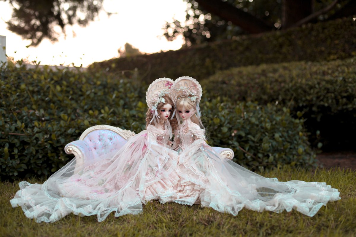 sakura_babie's tweet photo. 👑 My beautiful princesses 👑
#Volks #SuperDollfie #SD_Elsa #VolksDoll #BJD #bjdcollector #dollcollector #Doll #Dolls #Desers #Desersdress #SD_Cinderella #BJDhouse #BJDroom #BJDdiorama #dolldress #princess #floraldress #dollgown #dolldress #dollgown #dollbonnet #bonnet https://t.co/3UZD1FeIyy