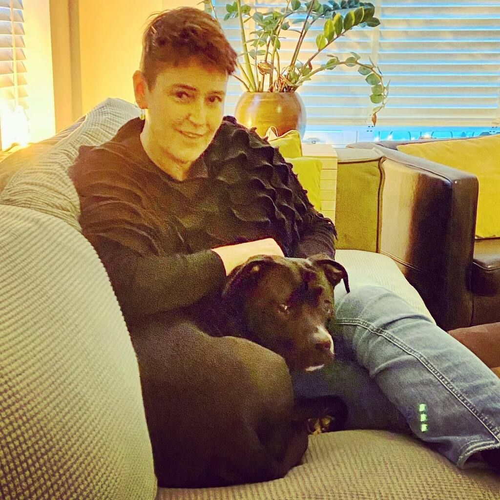 🐾 Happy New Year! 🐾 We’ve been away for a while, for me it was the first time back to Europe since 2019 ! 😱 Visited my oldest friend Inge and got a chance to get my dog fix 🖤🥰 #2023 #happy2023 #happynewyear #steffi #stafford #sweetdog