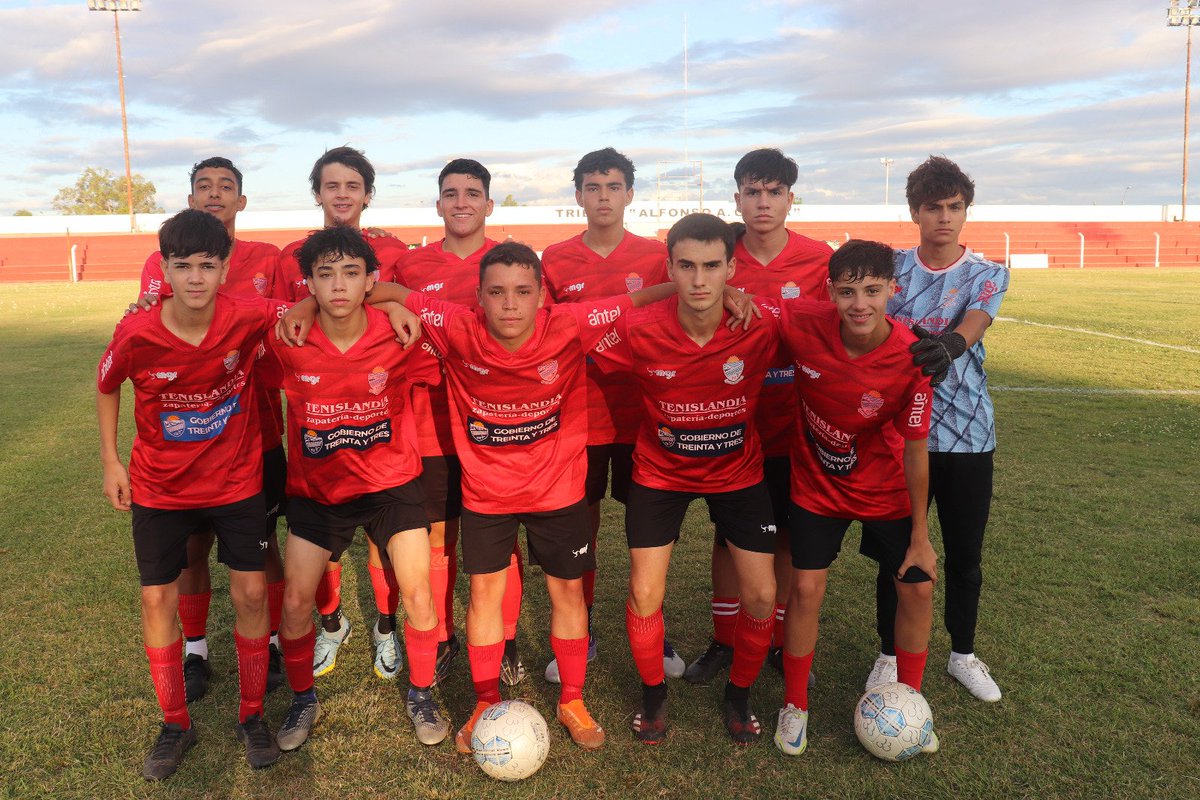 pordeporte33's tweet photo. Amistosos 2 de enero
Estadio Centros Empleados de Comercio, Treinta y Tres
Hora 19 - Treinta y Tres Sub 17 - Sub 20 Peñarol de T. y Tres - 4 - 2
Hora 21 - Treinta y Tres 3 (Agustín Tarán, Yamandú Tabeira, Jorge Graví) - Vergara 1 (Maximiliano Pereira) https://t.co/u4iHX4mhwj