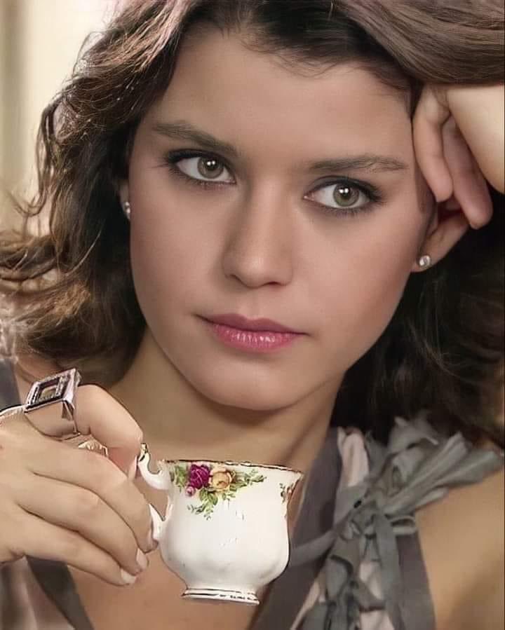 "ضع نهاية لكلِ شيءٍ
  يستحق  النهاية
 لا تكن كريماً على حسابِ كرامتك"#.                                                  🤍🕊️ Malak : ملاك 🕊️🤍