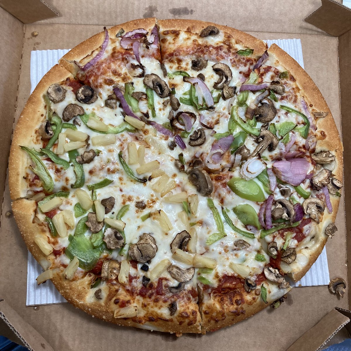 RaulerFood's tweet photo. How I like my pizza. How do you like yours? 🤤🍕

#PizzaLovers #PanPizza 

Favorite Pizza:
3 toppings pan
half onion / half pineapple
mushroom and bell pepper all over

Some #creamy ranch and crushed red peppers on the side, so good.

#toppings #redpepper #pan
#pineapplepizza 🍍 https://t.co/y61DsD1StT