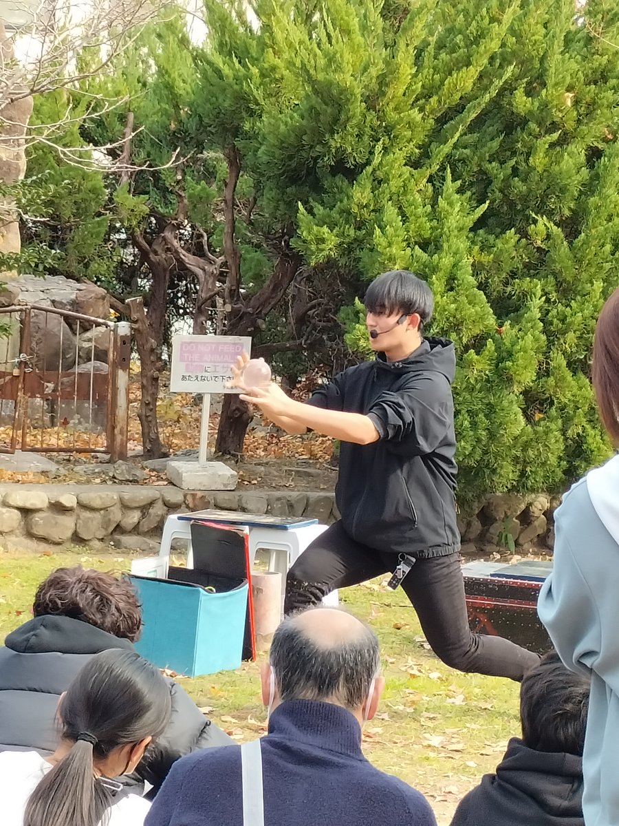 hoteltsurushima's tweet photo. ちょうど大道芸やってたので見ちゃいました👁️
京都からきた10代のパフォーマーですって。
#yupon さんというそうです、結構やりますね👍
また来て下さい🤩
#performer #和霊公園 https://t.co/7wrECLDg9c