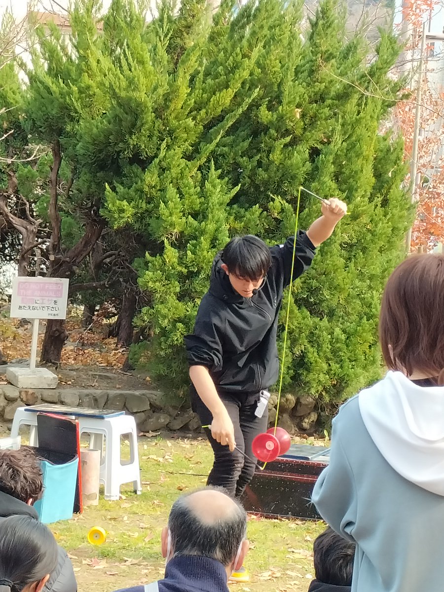 hoteltsurushima's tweet photo. ちょうど大道芸やってたので見ちゃいました👁️
京都からきた10代のパフォーマーですって。
#yupon さんというそうです、結構やりますね👍
また来て下さい🤩
#performer #和霊公園 https://t.co/7wrECLDg9c