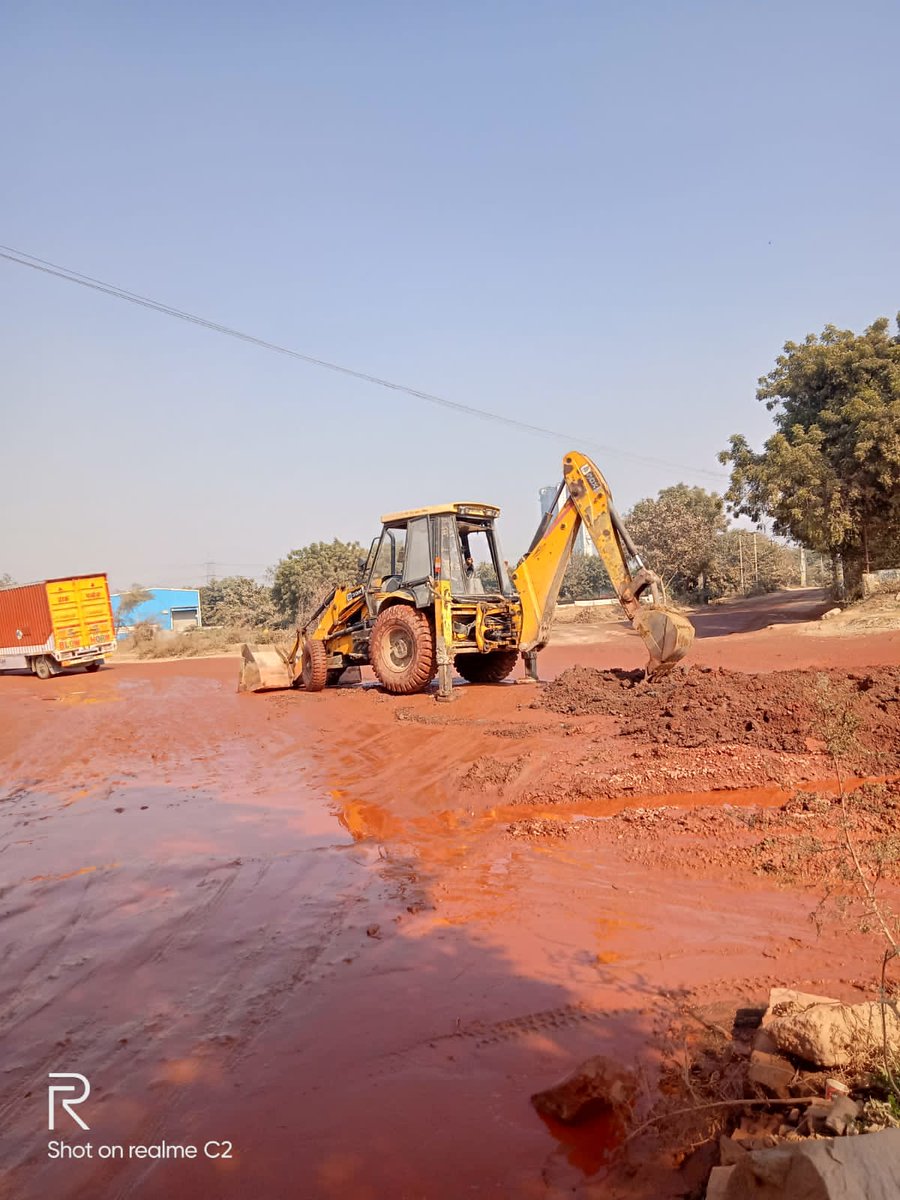 DEEPAKKAHUJA's tweet photo. #Gurgaon @OfficialGMDA अधिकारियों ने दिया सड़क की तरफ ध्यान। #Sector_84 https://t.co/kzKCqhG1IH