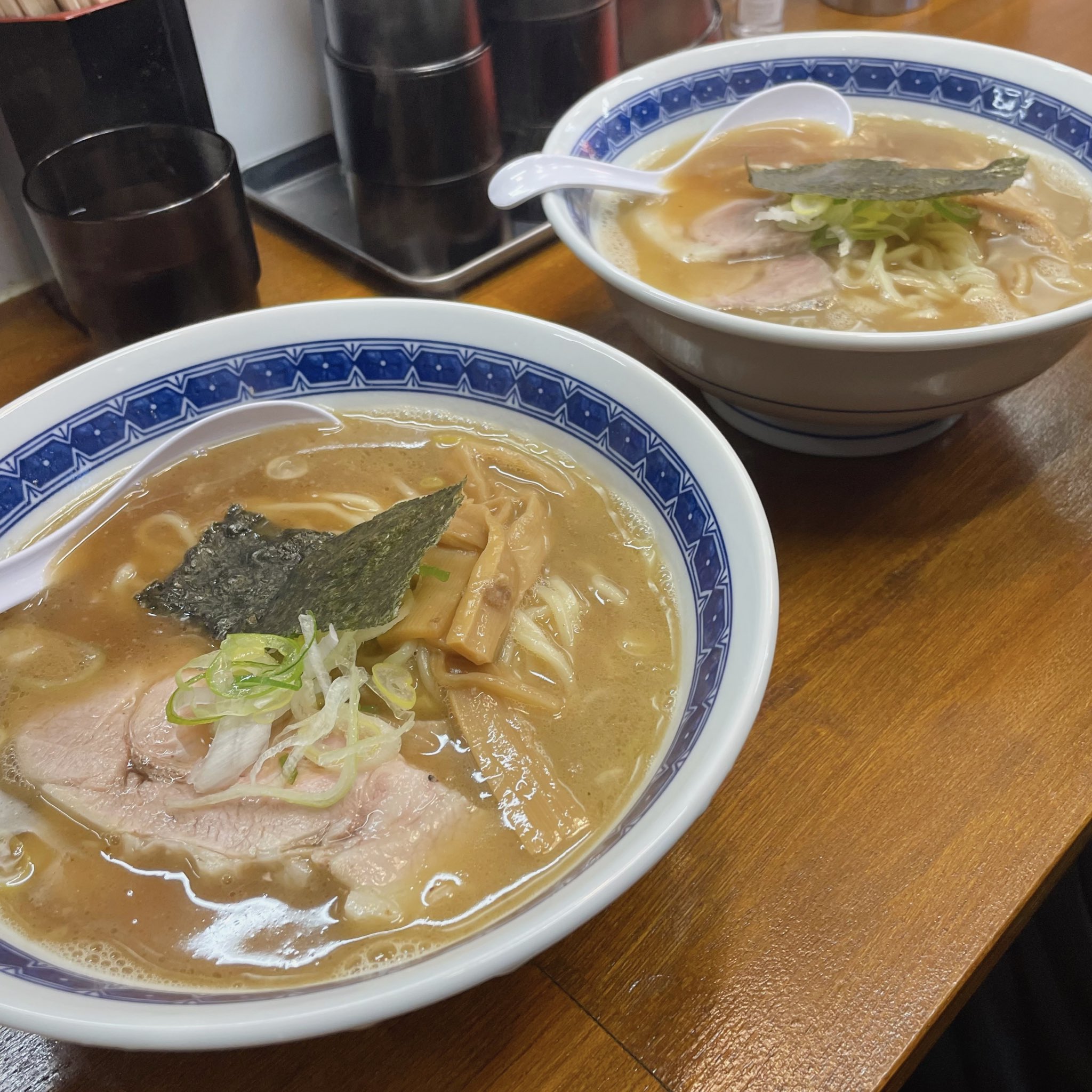 Twitter 又旅 Happy New Year على تويتر らーめん山川 高坂 東松山市 中華そば 2と甘海老出汁ラーメン 今日は息子と で1 5時間 手違いで2杯頂いてしまいました 中華そばはもちもちと弾力のある麺と優しいスープの相性が 甘海老出汁は濃厚そのもの どちら Twitter 又旅 Happy New Year على تويتر らーめん山川 高坂 東松山市 中華そば 2と甘海老出汁ラーメン 今日は息子と で1 5時間 手違いで2杯頂いてしまいました 中華そばはもちもちと弾力のある麺と優しいスープの相性が 甘海老出汁は濃厚そのもの どちら