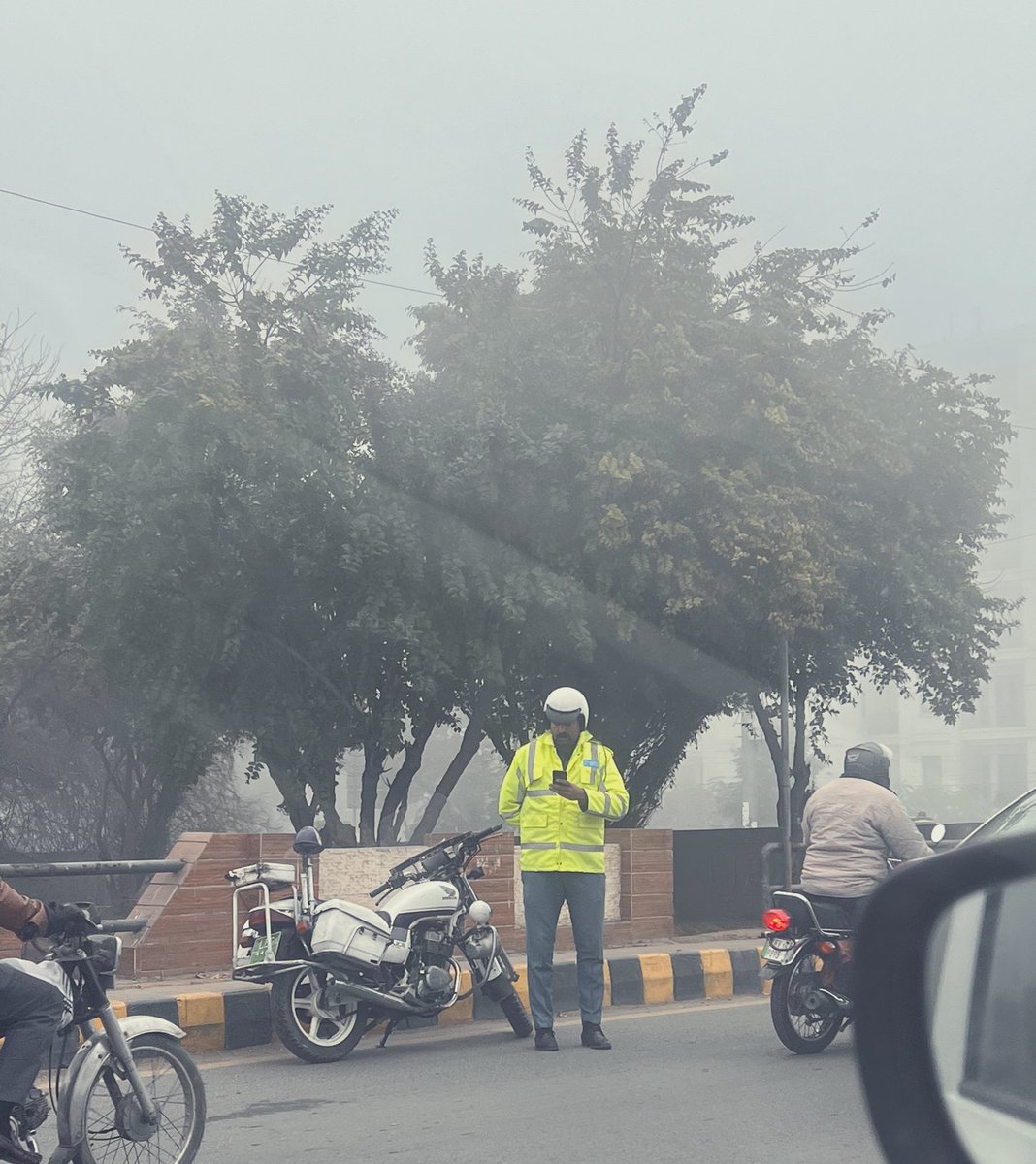 FareedMishaal's tweet photo. Without driving licence, in se bach kr niklna bhi ek art hai 🤡 https://t.co/YrDIbZZf2R
