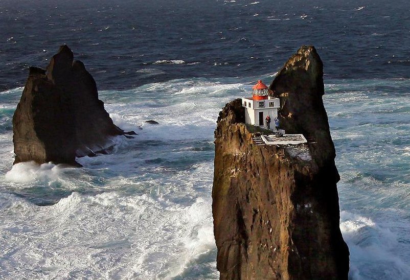 elizabeckz's tweet photo. Reading reviews for this lighthouse https://t.co/Ev8YP8pvJs