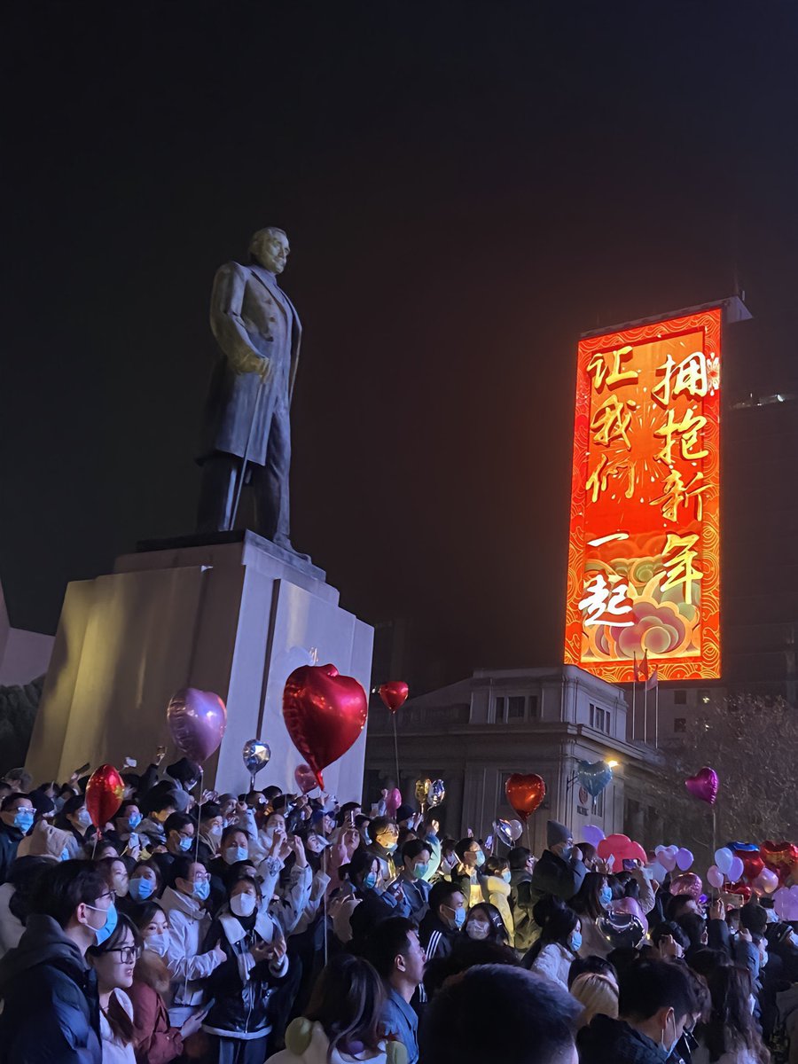 wangchao_1912's tweet photo. 纵览中国近代历史人物，孙先生的威望在海峡两岸无人出其右，孙先生的雕像更是遍布海内外，可谓前无古人。
南京跨年夜，数万市民涌入新街口广场欢庆活动，引发中推圈造谣海啸，实在荒唐至极。
孙先生一生为公求真，如泉下有知，应作何感想？
距上一次，新街口广场孙先生铜像被万民“拥簇”，还是8964的事 https://t.co/vGtXfiQzXX