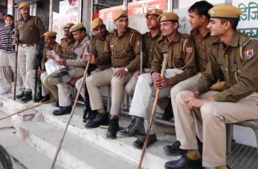 TheUpenYadav's tweet photo. 🚔पुलिसकर्मी! अभाव में रहकर,
अल्प वेतन पाकर,
कठिन परिस्थितियों में जीकर,
24 घंटे ड्यूटी के लिए तत्पर होकर,
आमजन को एक सुरक्षित माहौल देने की कोशिश करते है।
श्री @ashokgehlot51 जी पुलिस कांस्टेबल की ग्रेड पे 3600, डीपीसी के तहत पदोन्नति, 50 % HDA सहित लम्बित मांगो को पूरा करें ll https://t.co/W7Rk5qPHc5