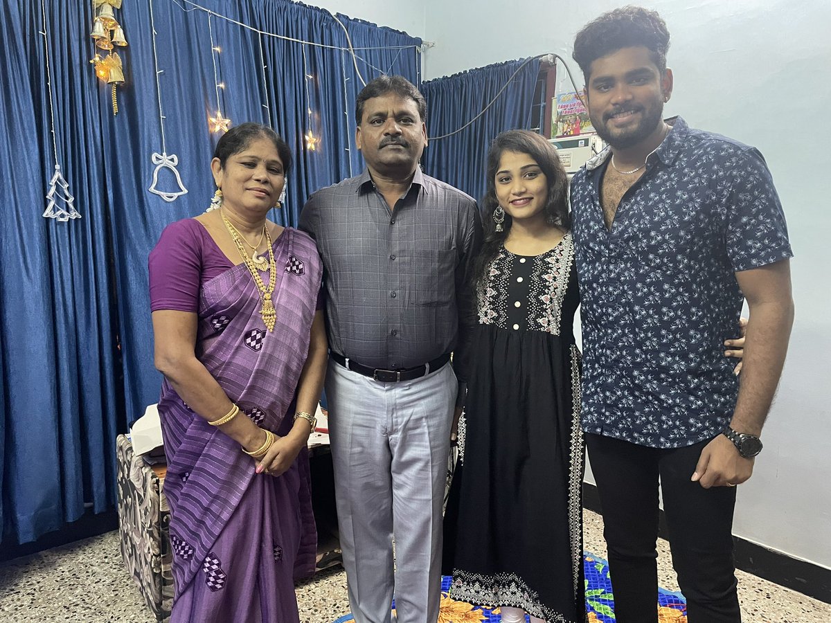samvishal280999's tweet photo. Happy new year makkaley ❤️
    Sorry for the late wishes 😌

#FamilyMeeting #Familylove https://t.co/iR79CInRe4