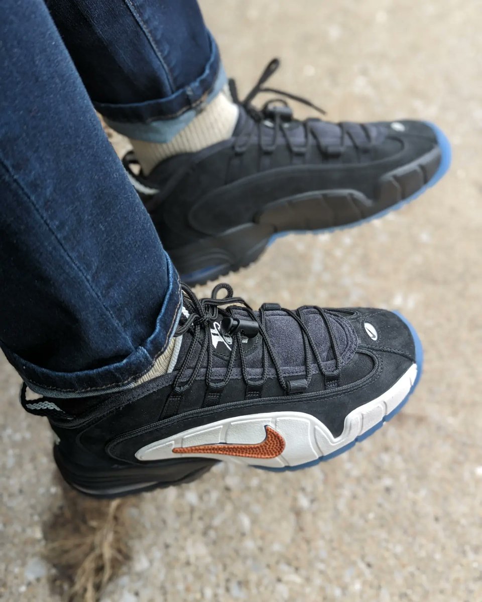 amcmath04's tweet photo. One of many but definitely one of my favorite essentials is being @CoachLoz wife of course!
#brandaveclothing #essentialtee #supportivewife #basketballwife #allaroundwife #KOTD #Nike #AirMaxPenny1 #SocialStatus #RecessBlack #wearyoursneakers #yoursneakersaredope https://t.co/57PLHL7oEJ