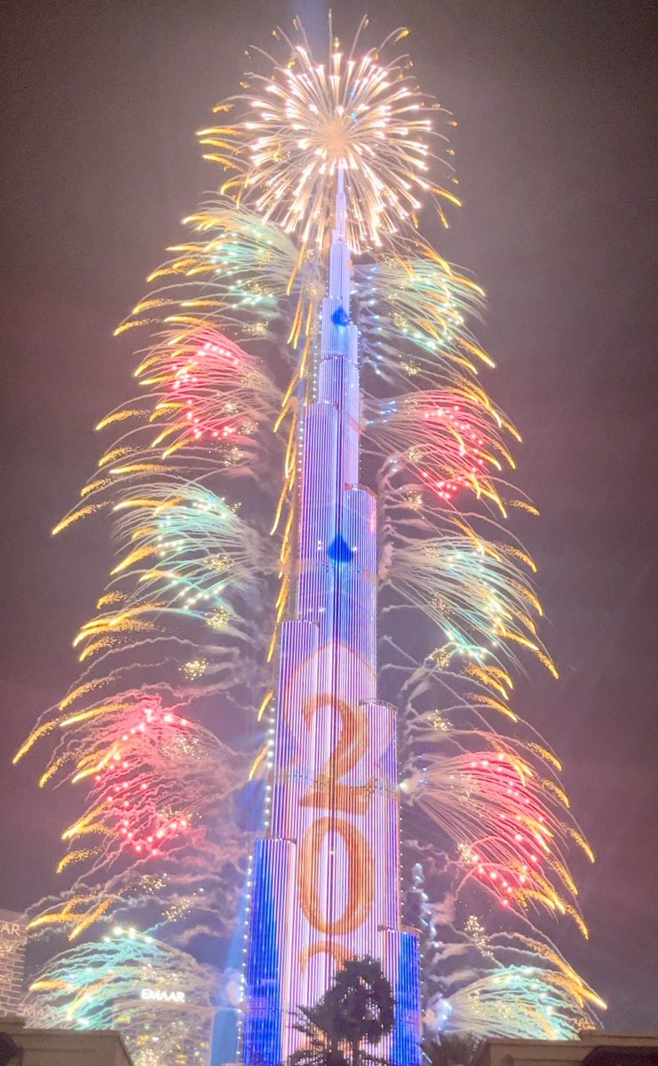 dubai_fudosan's tweet photo. ダウンタウンのNewYear
LED画面＋花火の演出は圧巻でした😇 https://t.co/vOpFO9owCb