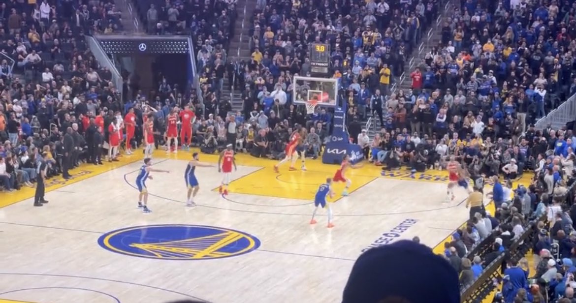 king0fcontent's tweet photo. @anthonyVslater Klay and Ty Jerome both pointing for the pass 😂 https://t.co/nO4w2So6bN