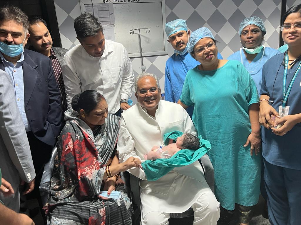 bhupeshbaghel's tweet photo. दादा-दादी और पोता.🧒 https://t.co/ANYYeoLLCX