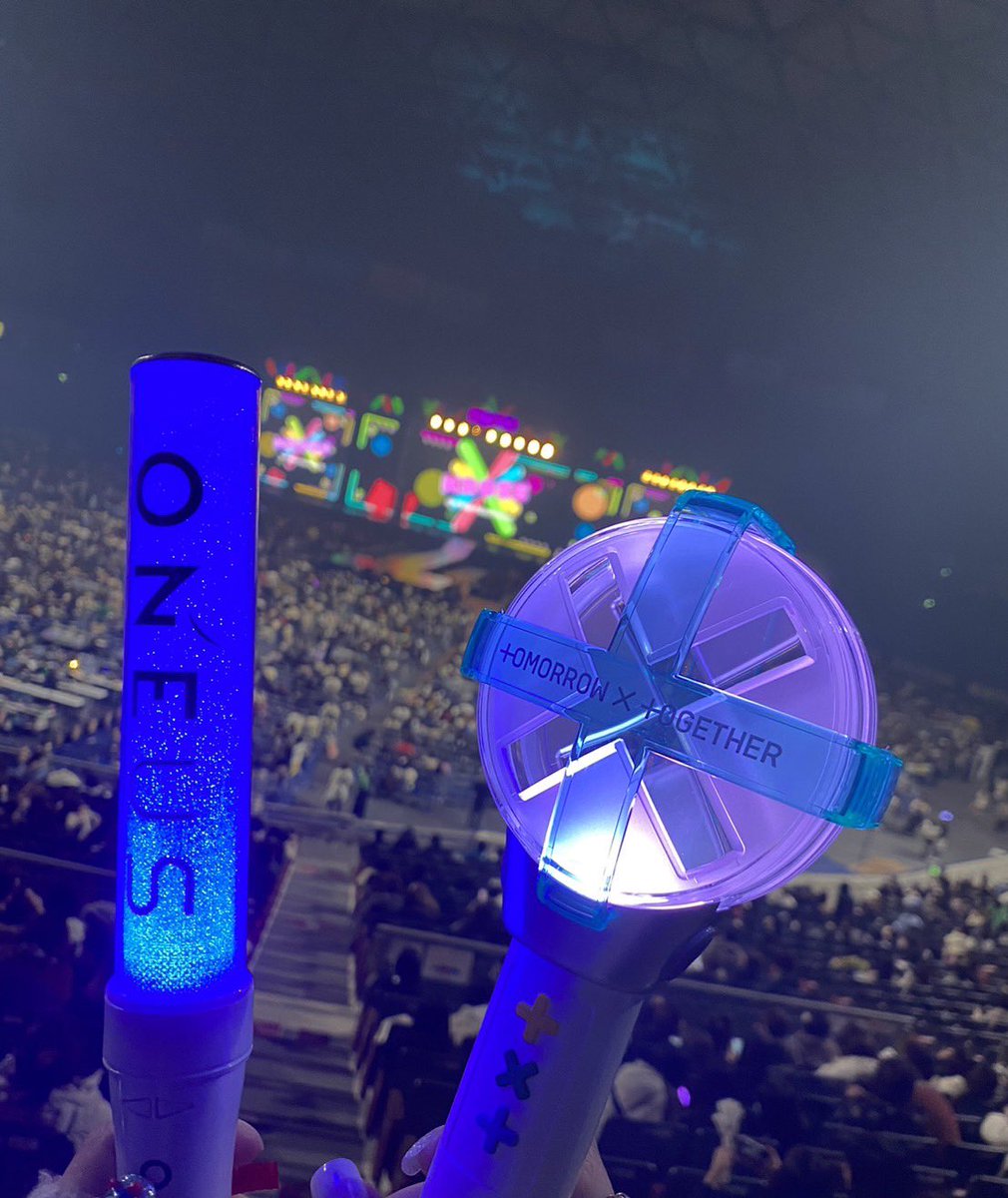 oneus_bts's tweet photo. KROSS参戦したけどペンラ持ってなくて、そゆ人達みんな百均のキンブレ持ってくらしくて私は家にあったキンブレ(ONEUS)降ってきましたwwwwwwwwwww https://t.co/oanLDwbX68