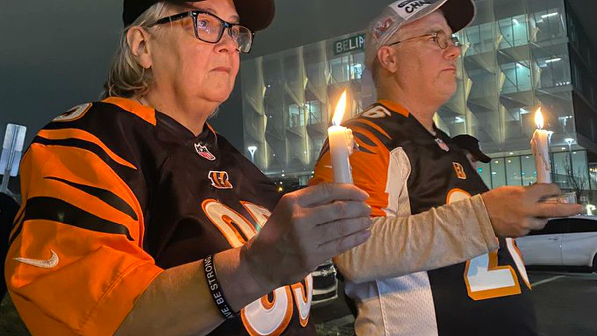 Damar Hamlin
I am also praying from Bangladesh. Inshallah I wish you a speedy recovery. 
#DamarHamlin #Damar #Hamlin