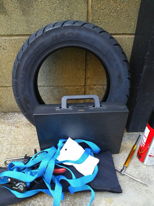 先送りしてたタイヤコーカーン!初めてだったので苦闘2時間。ビード上げもヨウツベで予習して足踏みポンプでOK😸つうか、付けるよりホイールからタイヤ外す方が悪戦苦闘した。最後試運転したのでタイヤ汚れ。大仕事が終わった・・ 