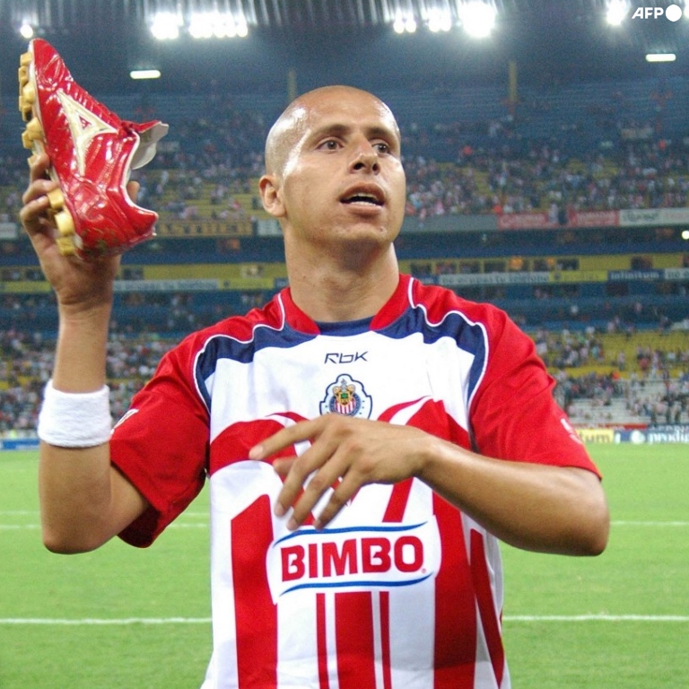 InvictosSomos's tweet photo. Nunca es un mal día para recordar cuando El Bofo Bautista aventaba sus botines a la grada tras marcar con Chivas. Qué noches gloriosas regaló Adolfo en su etapa con el rebaño sagrado. UN DISTINTO. https://t.co/ItK9banjzb