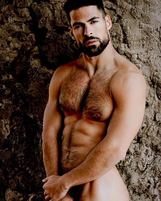 Rt to uncrop the photo 😈🫣🤫🥵 https://t.co/fn9qYQkV4D