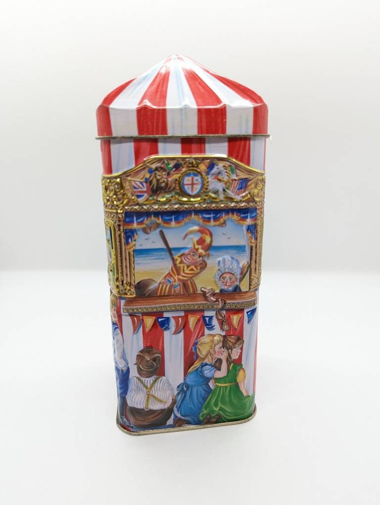 The Puppet Show Money Box Tin - Churchill's of England etsy.me/3WHV2Jh #decorativetin #candytin #collectibletin #moneybank #moneybox #puppetshow #bettysattictreasures