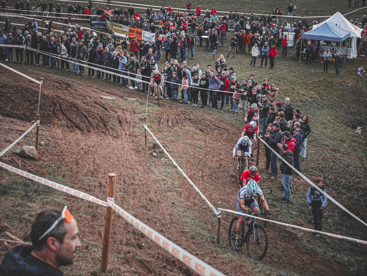 cycling_oli's tweet image. CYCLOCROSS MEILEN! 🇨🇭🐮🔔 When the swiss champion is winning at home the "zwitzers" go crazy! Big and loud crowds, a great field of starters, the best speaker and a hard lap made it a real cyclocross party! 📸 Jasmin Honold
