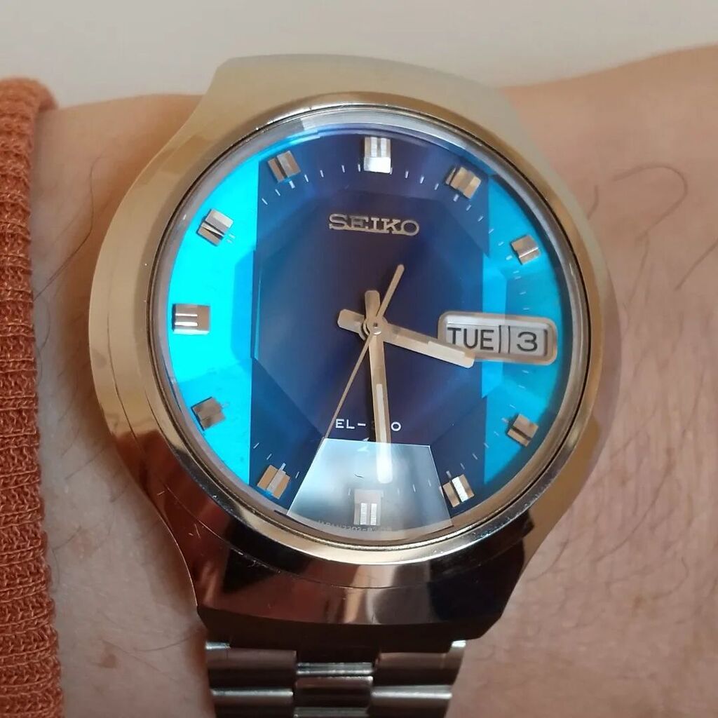 chronotron2's tweet photo. 良い天気だけど、あえて家でまったり過ごしています。。時計はセイコーの電磁テンプEL-330。青空を写し取ったような綺麗なブルー。
#今日の時計 #セイコー #セイコーエレクトロニック #電磁テンプ #todayswatch #seiko #seikoelectronic #el330 #electronicwatch #tw https://t.co/bDFXBEUhSS