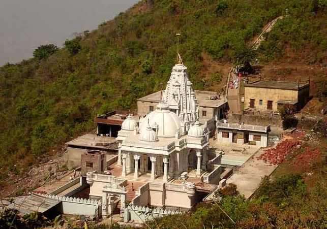 iamsandy_001's tweet photo. झारखंड में जैन तीर्थ सम्मेद शिखर को टूरिस्ट प्लेस बनाए जाने का विरोध कर रहे जैन मुनि सुज्ञेयसागर महाराज ने त्यागे प्राणे. सरकार के फ़ैसले के ख़िलाफ़ 10 दिन से कर रहे थे आमरण अनशन.
#sammedshikarji #Rajasthan #jainprotest https://t.co/7YKloaYedv