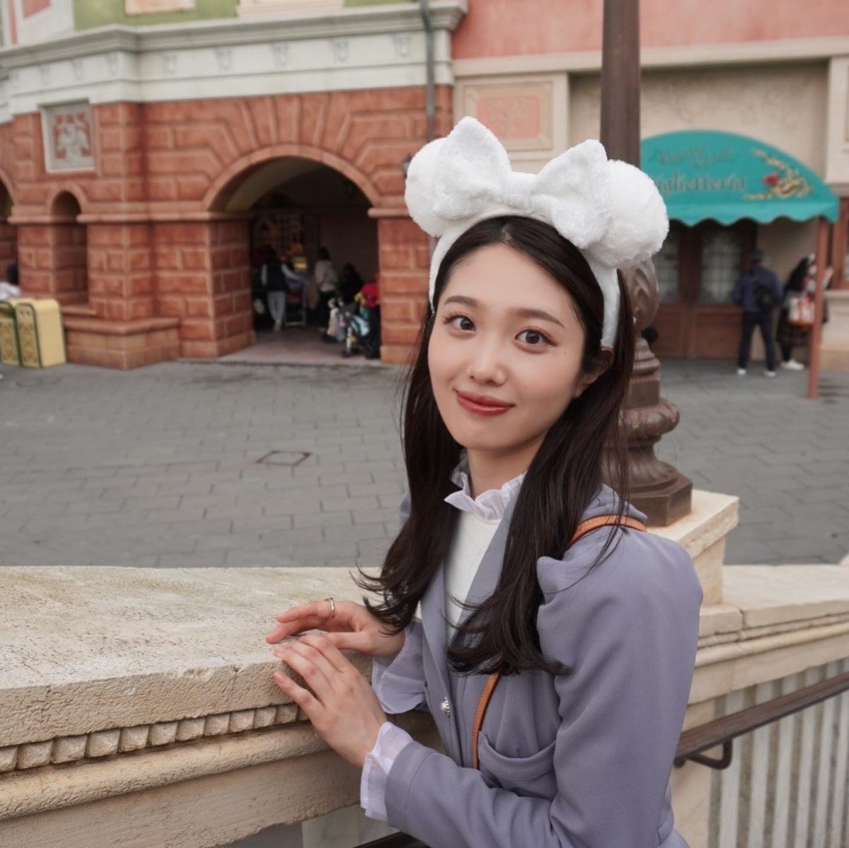 posting cute girl on Twitter 
