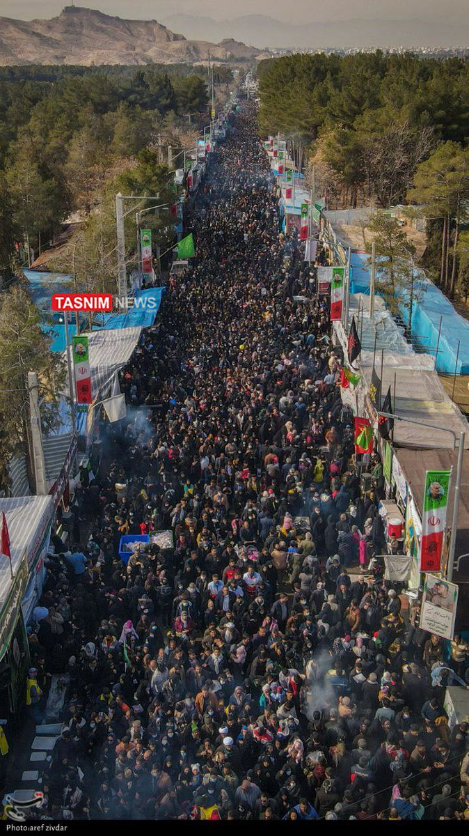 Iranians in massive numbers walking towards the Martyrs' Garden in Kerman, where martyr Qassem Soleimani is burried. #QassemSoleimani