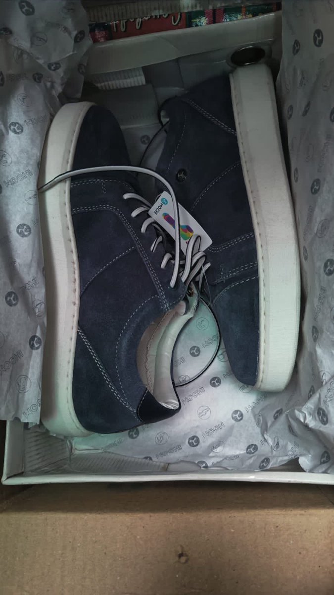 mo256761's tweet image. Pathetic service @Flipkart @flipkartsupport 
#boycotFlipkart I have placed order for boots with order id:OD326804806511486100 on Dec 16
Product ordered:Mochi brown boots
Product received : blue sneakers (image shown below)
Harassed ,with no reply and unable to place return