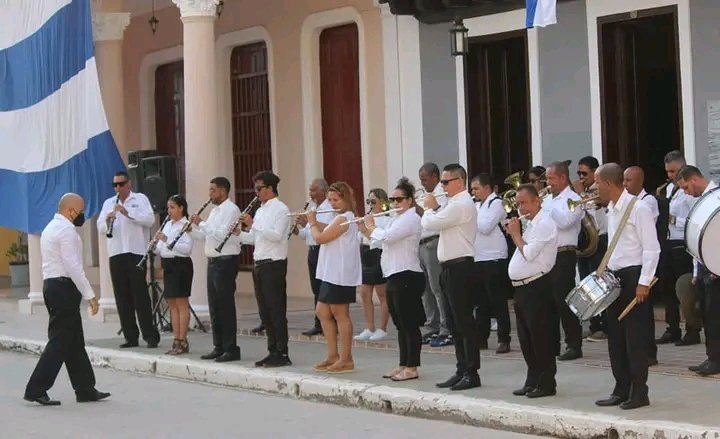 Nuestros artistas pusieron el corazón a la entrada de la caravana a #Bayamo nos hicieron revivir la historia y nos llenaron de optimismo #VengaLaEsperanza #JuntarYVencer <a href="/DiazCanelB/">Miguel Díaz-Canel Bermúdez</a> <a href="/DrRobertoMOjeda/">Dr. Roberto Morales Ojeda</a> <a href="/CapoNapoles/">Yanaisi Capó Nápoles</a> <a href="/PartidoPCC/">Partido Comunista de Cuba</a> @EduardoLpezLey3 <a href="/ReydierBernal/">Reydier Bernal Gómez</a> <a href="/MichelCarlosSa2/">Michel Carlos</a>