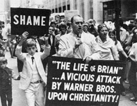 AlejandroGCalvo's tweet photo. Imágenes de las manifestaciones cristianas en contra del estreno de LA VIDA DE BRIAN (1979) en EEUU https://t.co/e6Ll6qxH1a