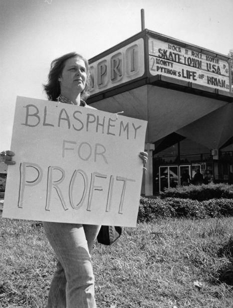 AlejandroGCalvo's tweet photo. Imágenes de las manifestaciones cristianas en contra del estreno de LA VIDA DE BRIAN (1979) en EEUU https://t.co/e6Ll6qxH1a