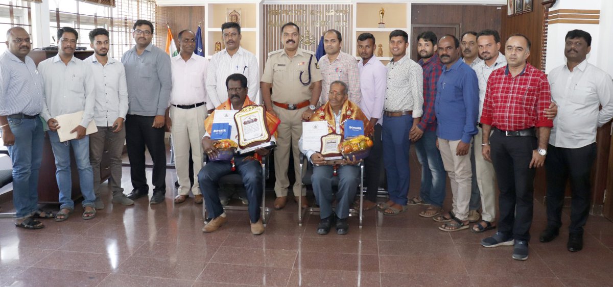 chnpolice's tweet photo. ಪೊಲೀಸ್ ಇಲಾಖೆಯಲ್ಲಿಅವಿರತವಾಗಿ ಸೇವೆ ಸಲ್ಲಿಸಿ ದಿ:31-12-2022 ರಂದು ವಯೋನಿವೃತ್ತಿ ಹೊಂದಿದ ಶ್ರೀ ಎನ್. ದೊಡ್ಡಯ್ಯ ಸಹಾಯಕ ಆಡಳಿತ ಅಧಿಕಾರಿಗಳುಹಾಗೂ ಶ್ರೀ ಎಸ್.ಎನ್ ಸೀತಾರಾಮು ಸಿಹೆಚ್ ಸಿ ರವರ ನಿವೃತ್ತಿಜೀವನ ಸುಖಕರವಾಗಿರಲೆಂದು ಹಾರೈಸಿ ಚಾ:ನಗರ ಜಿಲ್ಲಾಪೊಲೀಸ್ ವತಿಯಿಂದ ಬೀಳ್ಕೊಡುಗೆ ನೀಡಲಾಯಿತು. #TPShivakumarIPS #SPchamarajanagar https://t.co/sVzPd6vx4i