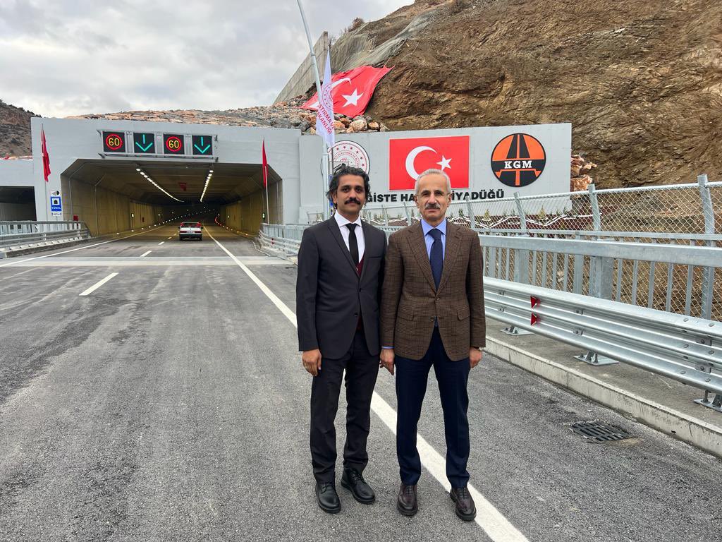 a_birer89's tweet photo. Böylesine büyük bir projeyi bizlere emanet eden ve bizlere her zaman destek veren Genel Müdürümüz Sn. Abdülkadir URALOĞLU ile Eğiste Hadimi Viyadüğü hatırası. @A_Uraloglu @KarayollariGM https://t.co/u7pT1Ehlk1