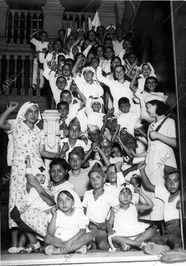 MemoriaHis's tweet photo. Julio de 1936. Imagen de un refugio de hijos e hijas de combatientes. Algunos porque sus padres se encuentran en el frente, otros porque ya los habían perdido en el. https://t.co/NxQ3FQTzg6
