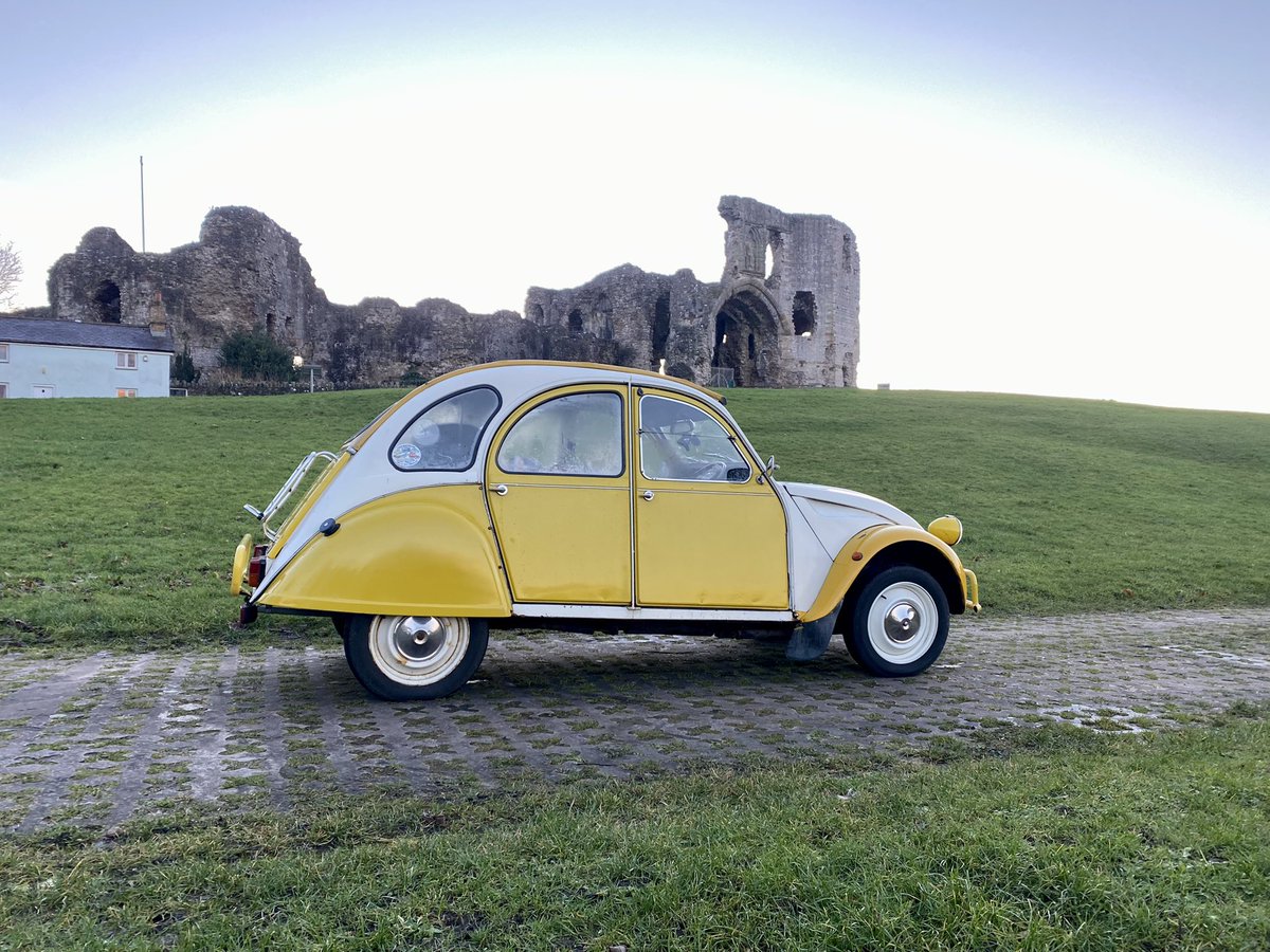 Winter run in the sun, 2CV was a bit grumpy being woken up after a few weeks outside, but settled into a lovely run. #2cv #denbigh #denbighcastle #citroen2cv #classiccar