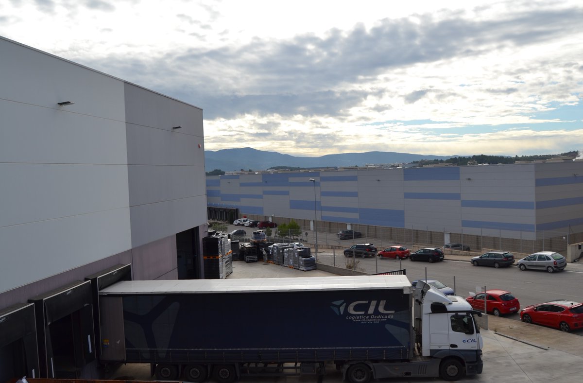 cil_logistica's tweet photo. 🔜🆕 ¡Empezamos este 2023 con muchas ganas, ilusión y nuevos proyectos de almacenaje y distribución a nivel nacional!

📈📈📈

#logistica #cilgroup #logistics #almacenaje #distribucion #transporte #logisticainversa #almacenes https://t.co/MXtzPwD9R3