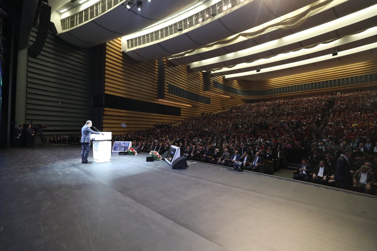 MemurSenKonf's tweet photo. Genel Başkanımız @_aliyalcin_,  "Sözleşmeliye Kadro Şöleni"nde konuşmalarını gerçekleştiriyor.

@_aliyalcin_: Sayın Cumhurbaşkanım, kamu görevlilerini ve emeklilerini rahatlatacak, sahada memnuniyet üretecek, ek zam talebimizi buradan ifade ediyorum. 

#SözleşmelininBayramı https://t.co/lxOVmETlOI